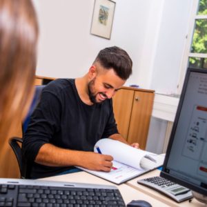 Bild von Patrick Tischendorf im Büro, Managed Service Kontaktbild